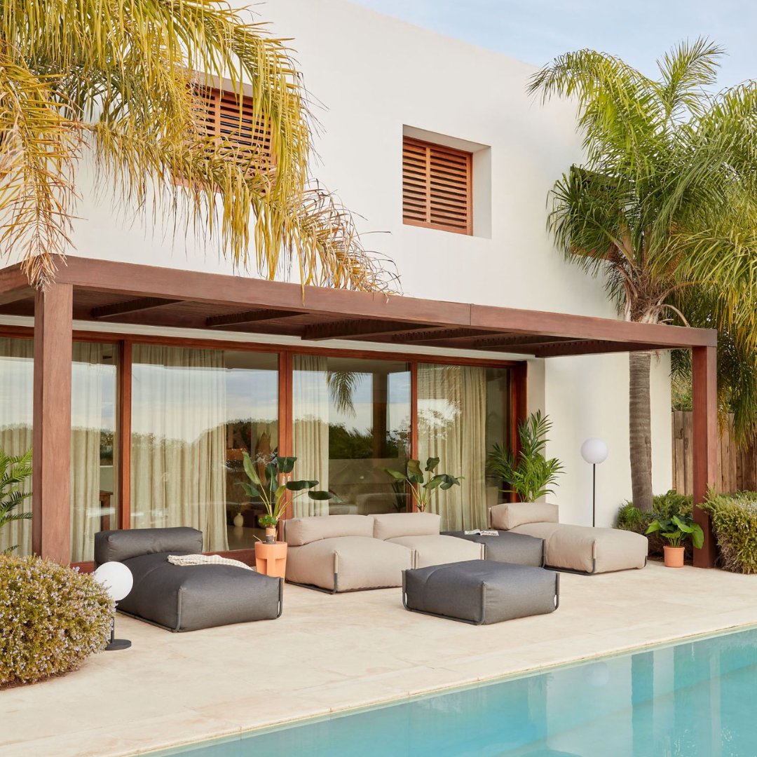 ¿Buscas un lugar bonito de verdad? Esta terraza con piscina es ideal para un día especial entre amigas… o para esa sesión de fotos que pide sol, agua y estilo. 
➖
Looking for a truly stunning spot? This terrace with pool is perfect for a special day with friends… or for that