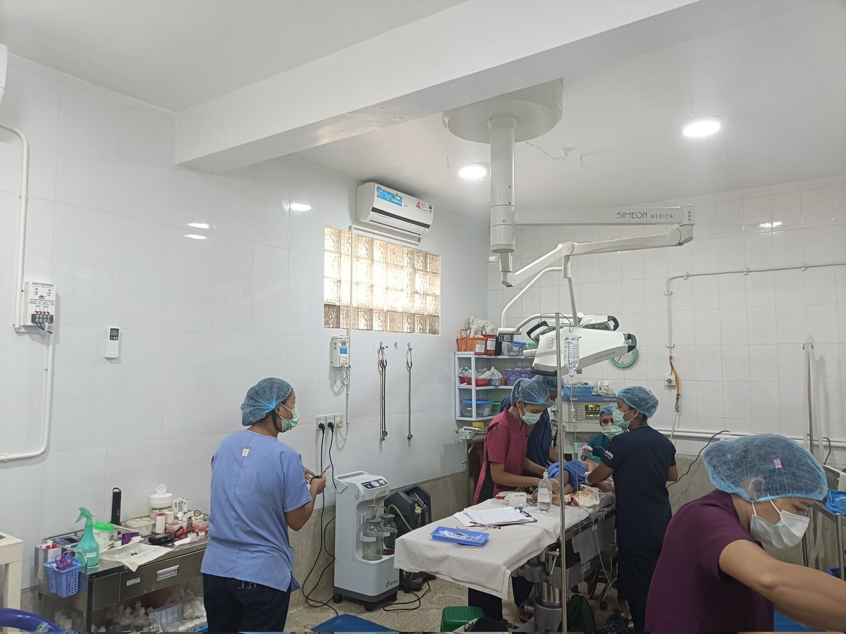 ミャンマー🇲🇲の地震で被災したサガインの病院手術室が完全に復旧して手術をフルで再開した。被災直後、病院の早期再開をにらんですぐにセメントを買いに行かせたのが功を奏した。たくさんの建物が倒壊していたのでセメントが直ぐに不足すると予想したからだ。本日の手術は14件。朝から頑張っている。