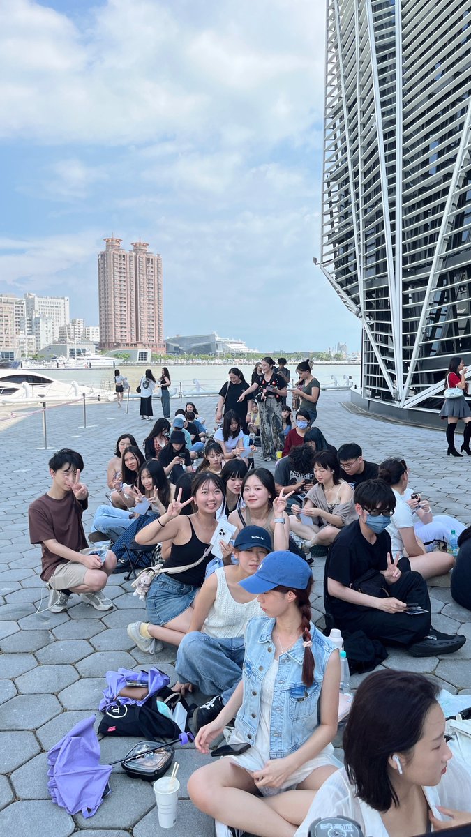 📍Kaohsiung Music Centre

we’re here!! spotted the early birds. currently staying at a cafe and i think i can hear camila doing soundcheck? ahh see you guys!!

#YoursCTour <a href="/CamilaAccess/">Camila Access</a>