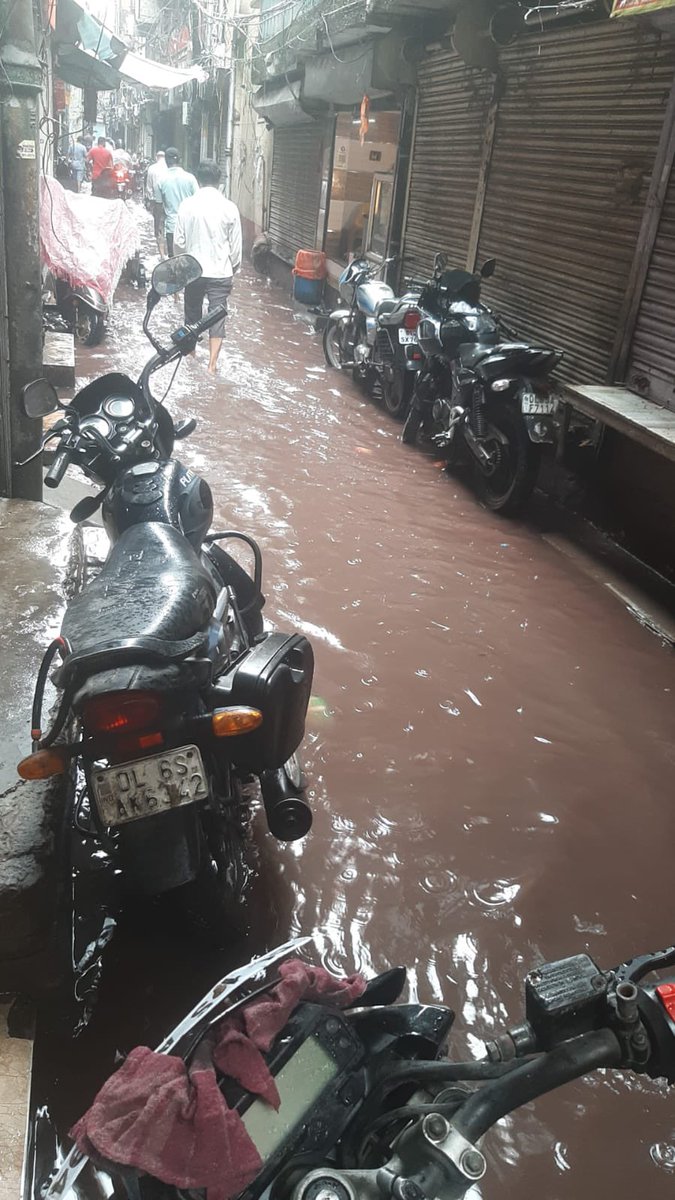 cavishalpandey's tweet photo. @LtGovDelhi @gupta_rekha @RajaiqbalSingh3 @Ceo_djb Slogan of Triple Engine Govt. used during #Delhigovt election has failed horribly as sewers & drains are completely blocked in Gali Teliyan, Delhi-06 & officials of @DelhiJalBoard @MCD_Delhi have failed to deliver. Shame #MCDCare https://t.co/bAZQSw4kZH