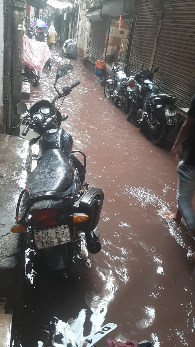 cavishalpandey's tweet photo. @LtGovDelhi @gupta_rekha @RajaiqbalSingh3 @Ceo_djb Slogan of Triple Engine Govt. used during #Delhigovt election has failed horribly as sewers & drains are completely blocked in Gali Teliyan, Delhi-06 & officials of @DelhiJalBoard @MCD_Delhi have failed to deliver. Shame #MCDCare https://t.co/bAZQSw4kZH