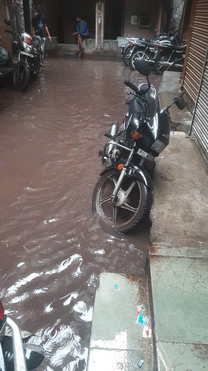 cavishalpandey's tweet photo. @LtGovDelhi @gupta_rekha @RajaiqbalSingh3 @Ceo_djb Slogan of Triple Engine Govt. used during #Delhigovt election has failed horribly as sewers & drains are completely blocked in Gali Teliyan, Delhi-06 & officials of @DelhiJalBoard @MCD_Delhi have failed to deliver. Shame #MCDCare https://t.co/bAZQSw4kZH