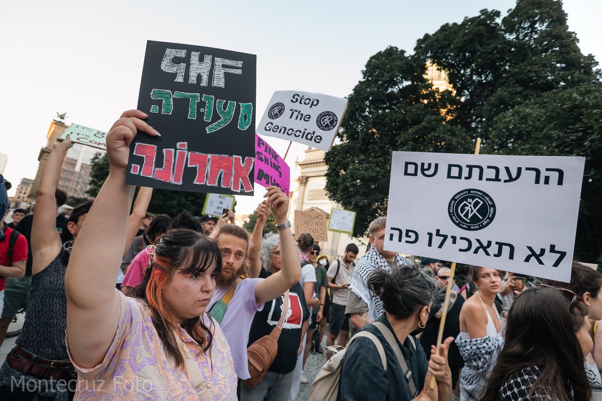 Montecruzfoto's tweet photo. 13.08.2025 Berlin. "Stop feeding genocide". Laud protest in front of restaurant Gila & Nancy. A restaurant owned by entrepreneur Shahar Segal, who served as spokesperson for the Gaza Humanitarian Foundation (GHF). 1/2
#B1308 #stopgenocide #berlinprotests #StopFeedingGenocide https://t.co/tXD9CZlVFm