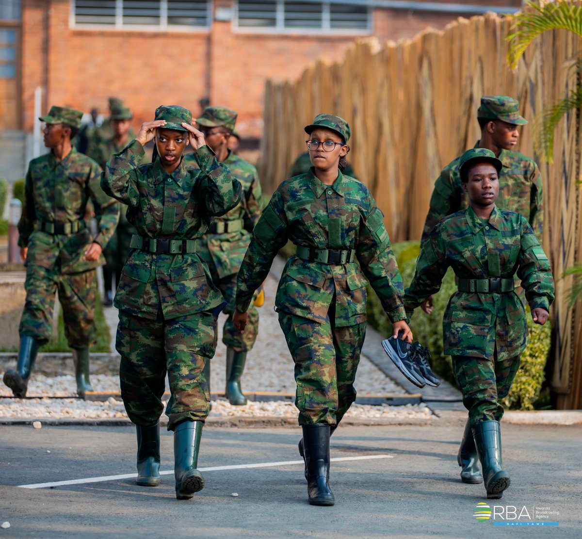 🚨AKA KANYA🚨

Ikaze mu Kigo cy'Ubutore cya Nkumba, ahagiye gusorezwa Icyiciro cya 15 cy'Itorero Indangamirwa.

Abasore n'inkumi 443 ni bo bamaze ukwezi n'igice batozwa indangagaciro na kirazira z'umuco Nyarwanda no kumva uruhare rwabo mu iterambere ry'Igihugu. #RBAAmakuru