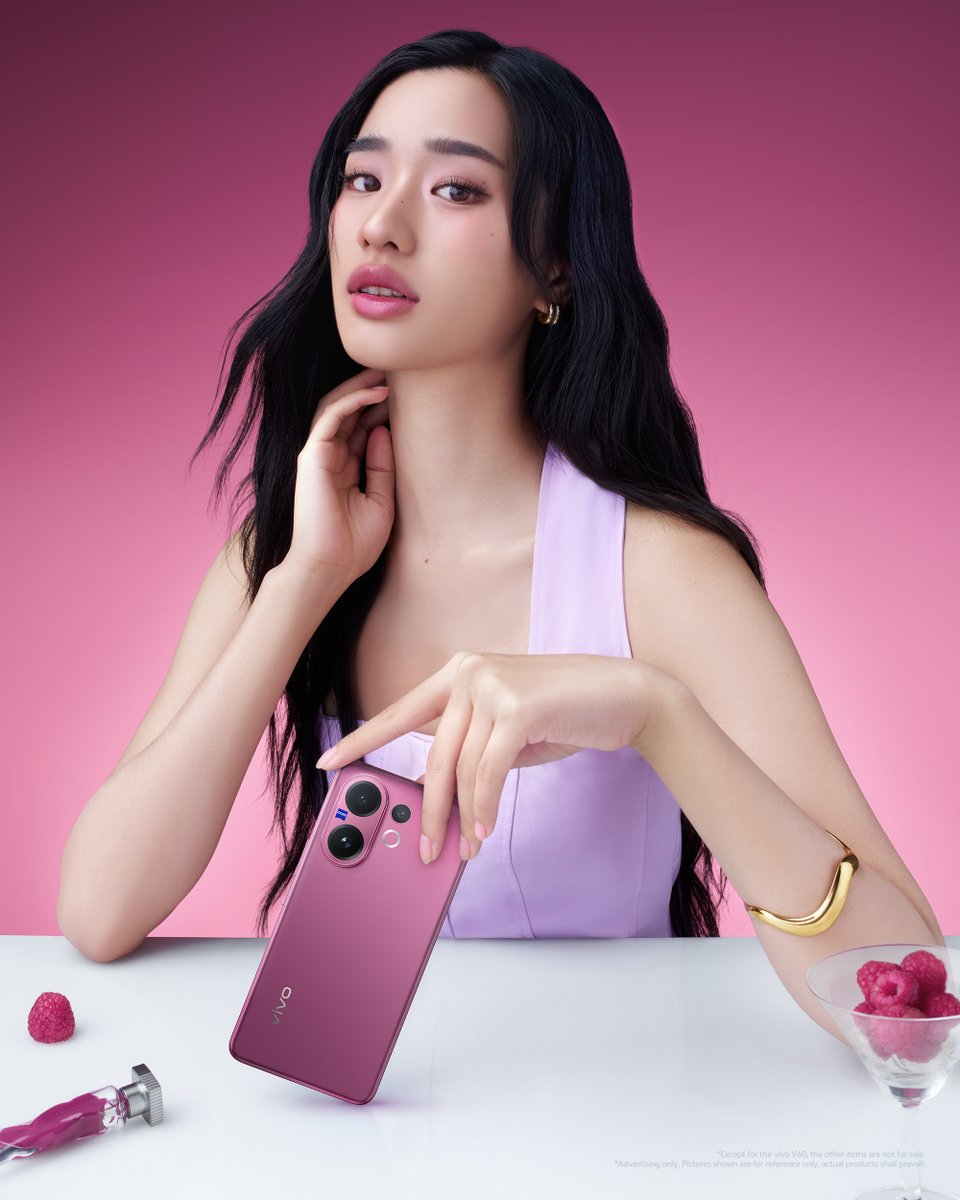 vivoThailand's tweet photo. @VogueThailand  ได้รังสรรค์แฟชั่นเซ็ตของ ‘ตู-ต้นตะวัน‘ @tontawan_t  พร้อมเสิร์ฟด้วย vivo V60 สีม่วง Berry Purple 💜 สมาร์ตโฟนที่ไม่ได้เน้นแค่ฟังก์ชัน แต่มาพร้อมดีไซน์เฉดสีม่วงอมแดงสุดแฟชั่น ตอบโจทย์ไลฟ์สไตล์ที่ใช่ สะท้อนตัวตนได้อย่างไม่เหมือนใคร https://t.co/WK1tzcrfNi