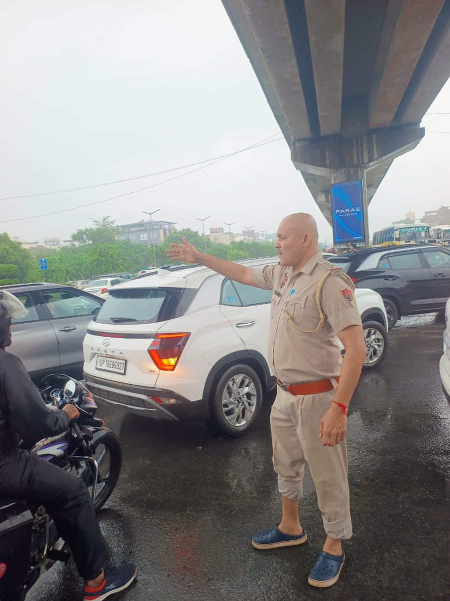wecares4india's tweet photo. हीरो सिर्फ पर्दे वाले ही नहीं होते,
गुरुग्राम में हीरो खाकी में मिल जाएँगे।
Meet Traffic inspector Virender Ji.
आज की बारिश और जलभराव की वजह से जहाँ लोग फँसे हुए थे, ऐसे में ये पूरे स्टाफ के साथ सड़कों पर ख़ुद उतरे हुए हैं। 
#KhakiHeroes @RajeshMohan102 @TrafficGGM @gurgaonpolice https://t.co/XEaI27aQQw