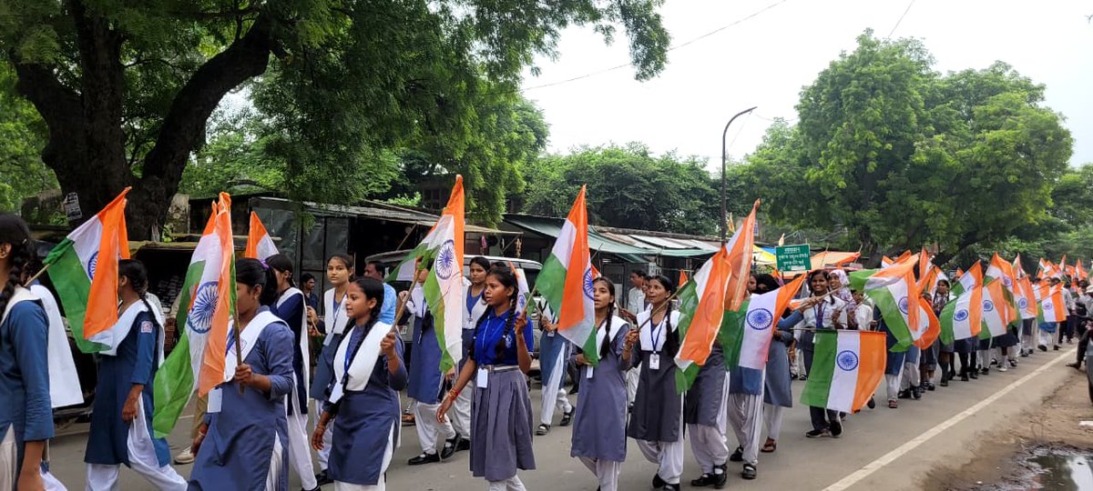 NPPBindki's tweet photo. @NPPBindki भव्य तिरंगा यात्रा निकाली गयी इसमें उपजिलाधिकारी महोदया, अध्यक्ष नगर पालिका, अधिशासी अधिकारी, स्कूली बच्चे व गणमान्य नागरिक शमिल हुये...
#UPGovt
#aksharmabharatpage
#amritabhijat
#ChiefSecyUP
#SwachhAmritMahotsav
#nagarvikasup 
#HarGharTiranga2025 
#dmfatehpur https://t.co/wZ1hnXzD2G