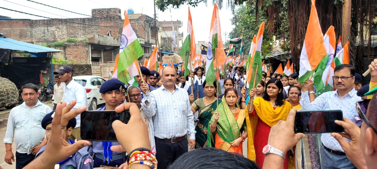NPPBindki's tweet photo. @NPPBindki भव्य तिरंगा यात्रा निकाली गयी इसमें उपजिलाधिकारी महोदया, अध्यक्ष नगर पालिका, अधिशासी अधिकारी, स्कूली बच्चे व गणमान्य नागरिक शमिल हुये...
#UPGovt
#aksharmabharatpage
#amritabhijat
#ChiefSecyUP
#SwachhAmritMahotsav
#nagarvikasup 
#HarGharTiranga2025 
#dmfatehpur https://t.co/wZ1hnXzD2G