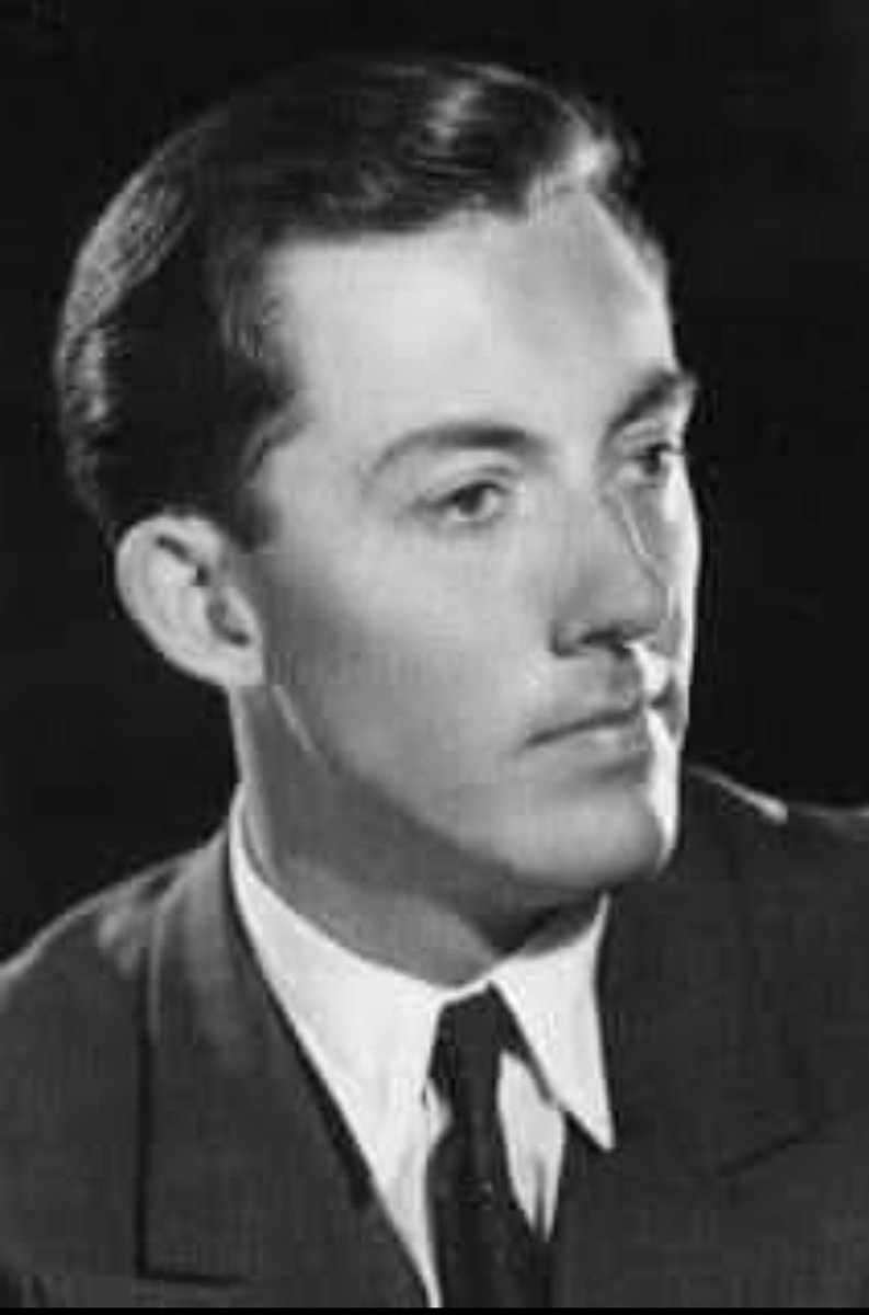 Krasaki_Tsou's tweet image. Έζησε μόνο 34 χρόνια, στην σύντομη ζωή του ο ιδιοφυής νεαρός Μάικλ Βέντρις έδωσε στην χώρα μας 7 αιώνες περισσότερη Ιστορία! από μικρός κλίση στην εκμάθηση γλωσσών, 9 χρονών γνώριζε αρχαία ελληνικά, λατινικά, γαλλικά, γερμανικά, πολωνικά.
Το 1936, σε ηλικία 14 ετών έτυχε να…