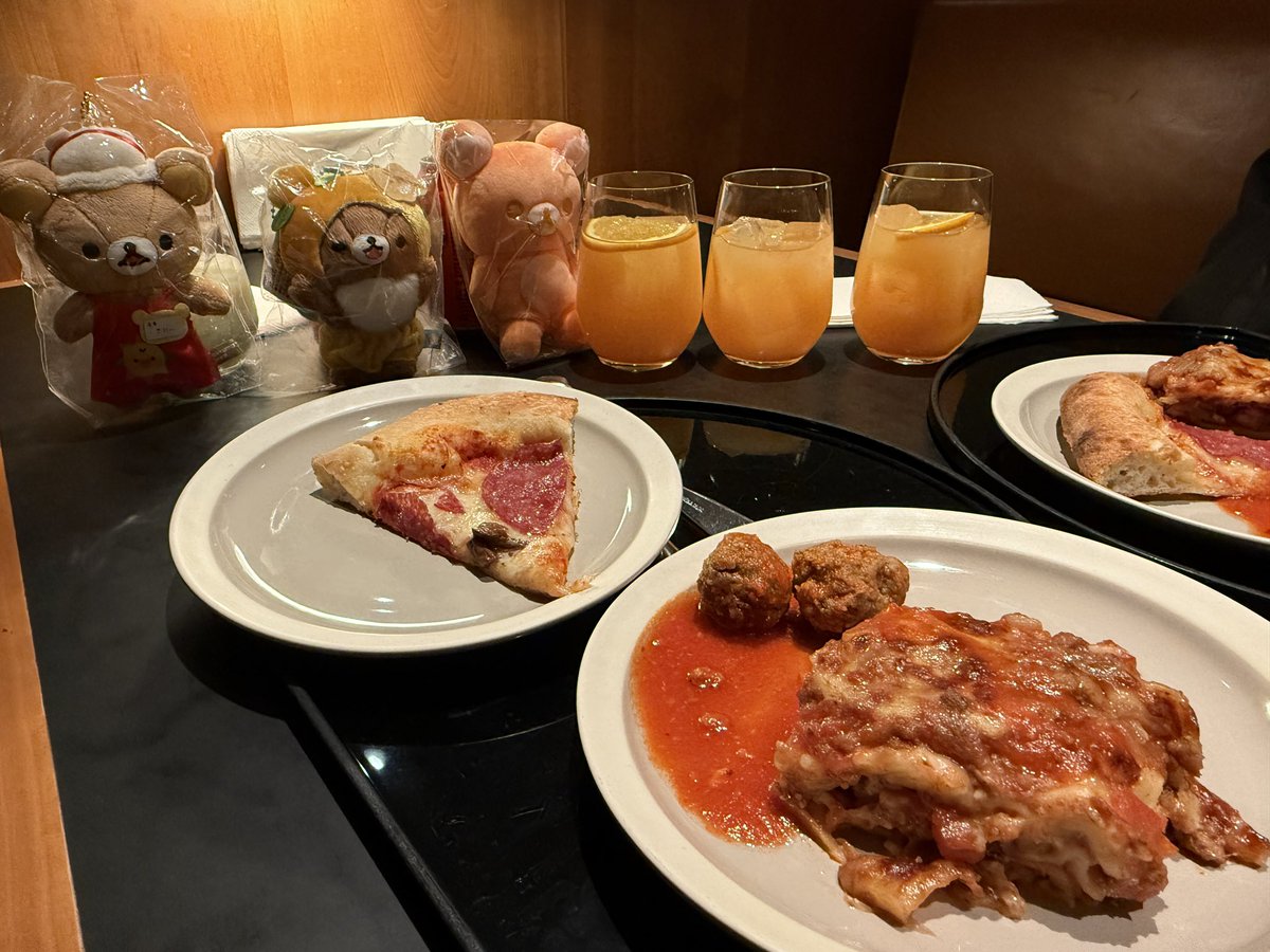 Helium69074771's tweet photo. ミュンヘンへ出発する準備をしています🐻🍊🍊🍊😊

#リラックマ

#20colors

#チャイロイコグマ

#リラックマストア店長 https://t.co/Oz5NjXefeQ