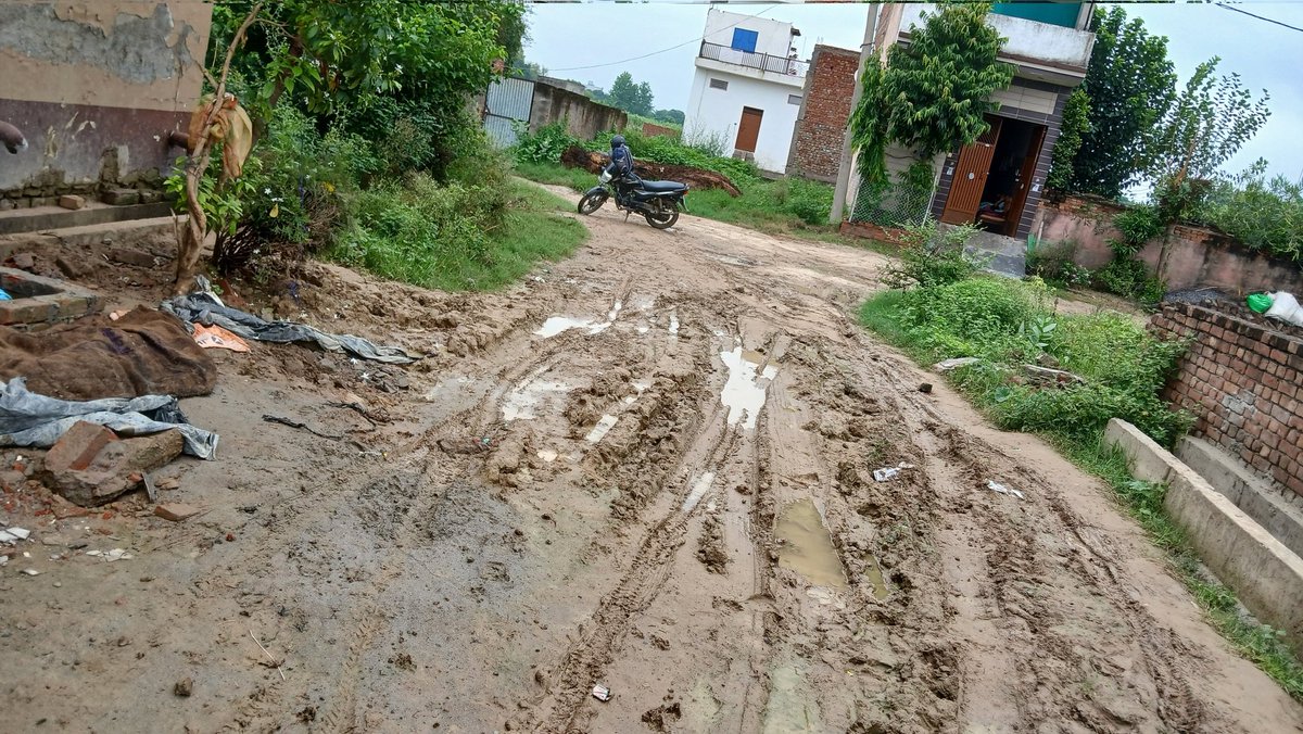 abhiigautamm's tweet photo. 1.
सेवा में,
माननीय मुख्यमंत्री जी @CMOfficeUP
@myogiadityanath @prashantbjp90 उत्तरप्रदेश शासन लखनऊ।
मैं अभिषेक गौतम निवासी शिवविहार बसंतविहार कॉलोनी खैरबाय पास रोड, वार्ड संख्या :-32 अलीगढ में रहता हुँ। महोदय मुख्य मार्ग से कॉलोनी में अंदर आने का जो रास्ता है बहुत ही ख़राब है। https://t.co/d0oqlXD3SO