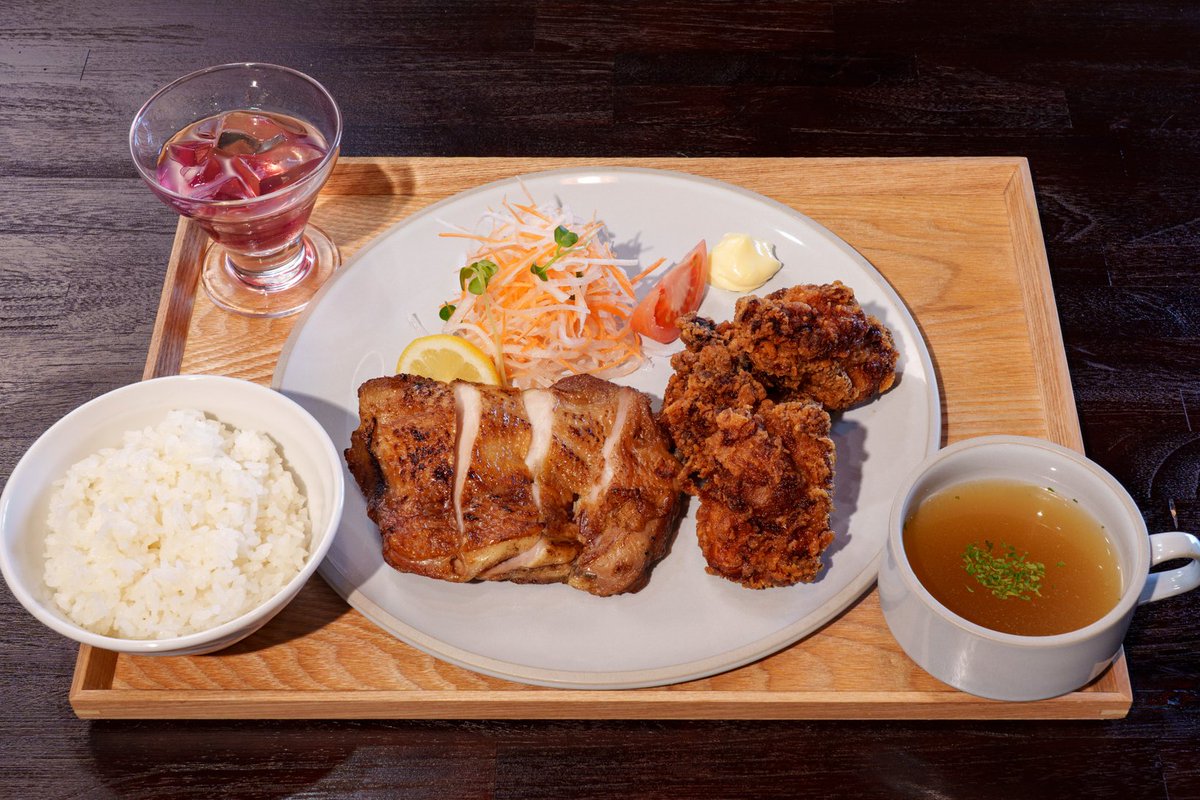 FCT_gotenba's tweet photo. 今日も元気に営業中です😁
ハンバーグとカレー以外にもくるくるチキン、唐揚げ、富士宮焼きそば等、メニュー豊富に取り揃えています💪
くるチキと唐揚げのセットはコスパ抜群ですよ🐔 https://t.co/DEFKxl6YFF