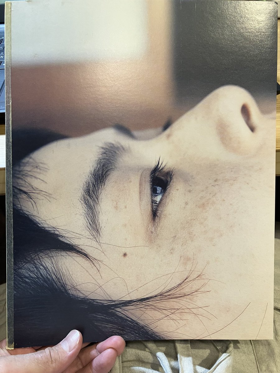 川内倫子さんの『blue』。これ背のところが剥き出しで糸がほつれている