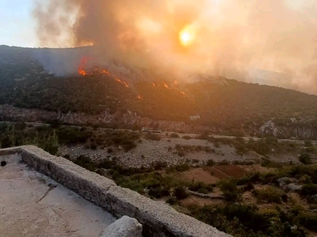 للأسف #الحر_ائق وصلت إلى اتستراد نهر البارد بيت ياشوط مقابل قرية التمازة 💔
