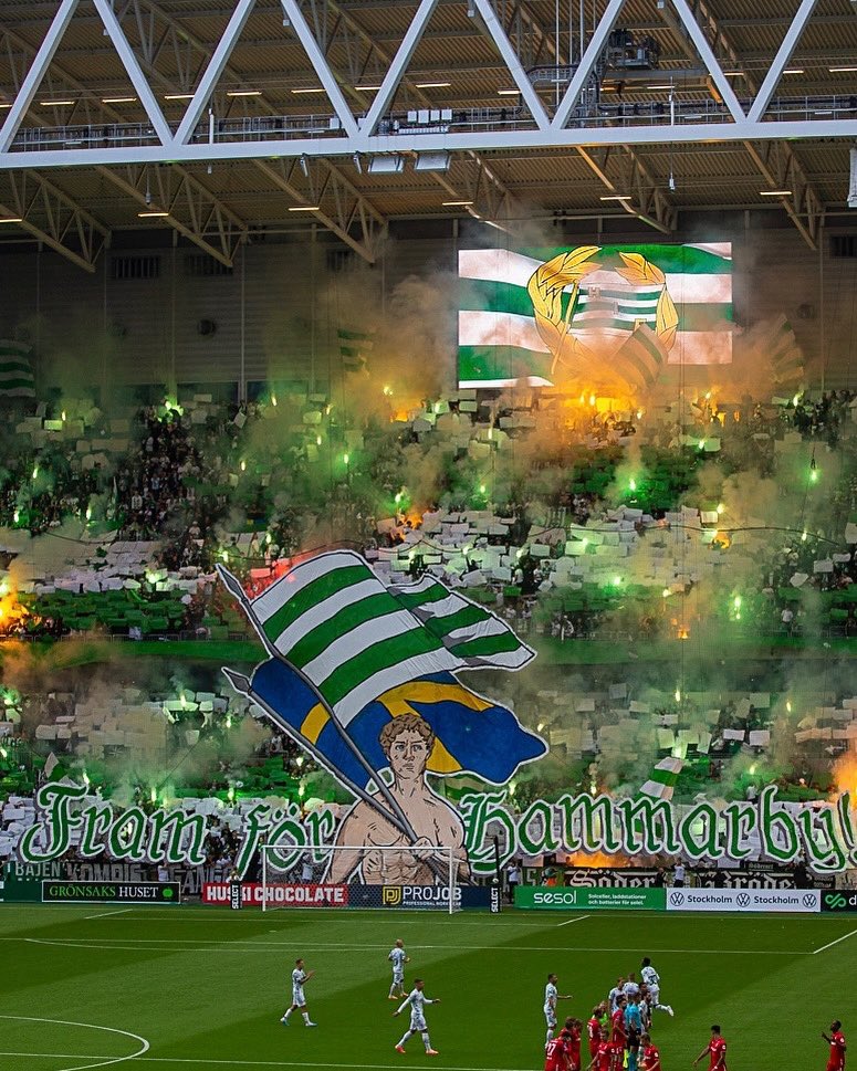 DET ÄR VI SOM ÄR HAMMARBY!

Sarajevostämning på läktaren gäller idag, oavsett sektion. Vi måste visa spelarna att vi har deras rygg och hela arenan behöver bidra för att de ska kunna skjuta oss vidare till playoff. Var inne på läktaren senast 18:20, sjung för Bajen och ge allt!