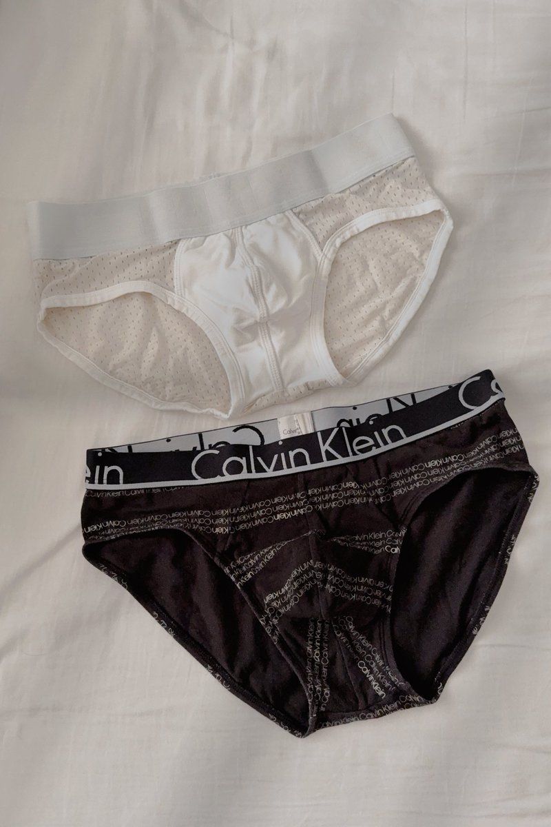 最近整理衣柜，发现一些曾陪我度过很多时光的小可爱们，大多是 S 码，每一件都藏着故事…
它们似乎在等一个懂它们的人，把温度和回忆继续延续下去。