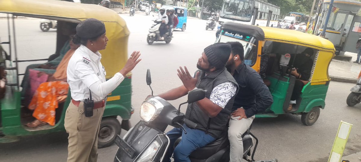 #TrafficAwerness 
ಈ ದಿನ ಶಿವಾಜಿನಗರ ಸಂಚಾರ ಪೊಲೀಸ್ ಠಾಣೆಯ ಎ ಎಸ್ ಐ ರವರು ಠಾಣಾ ಸರಹದ್ದಿನಲ್ಲಿ ಅಂಗವಿಕಲ ವಾಹನದ ಚಾಲಕರಿಗೆ ನಂಬರ್ ಪ್ಲೇಟ ಅಳುವಡಿಸುವಂತೆ ಹಾಗೂ ಸಂಚಾರ ನಿಯಮಗಳನ್ನು ಪಾಲಿಸುವಂತೆ ಸೂಕ್ತ ತಿಳುವಳಿಕೆ ನೀಡಲಾಯಿತು..