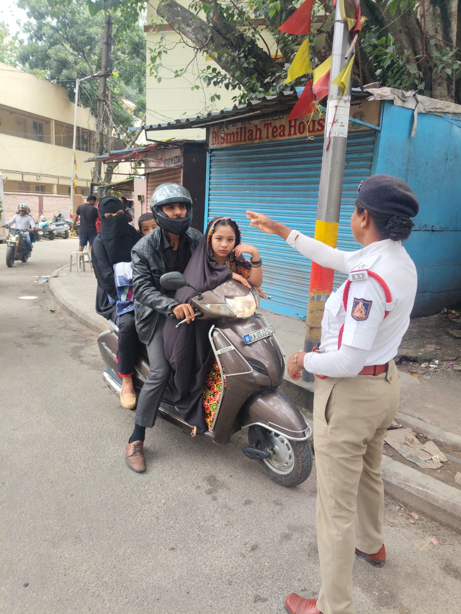 #TrafficAwerness 
ಈ ದಿನ ಶಿವಾಜಿನಗರ ಸಂಚಾರ ಪೊಲೀಸ್ ಠಾಣೆಯ ಸಿಬ್ಬಂದಿಯವರು ಠಾಣಾ ಸರಹದ್ದಿನಲ್ಲಿ ದ್ವಿ ಚಕ್ರ ವಾಹನ ಸವಾರರಿಗೆ ತ್ರಿಬಲ್ ರೈಡ್ ಹೋಗದಂತೆ ಹಾಗೂ ಸಂಚಾರ ನಿಯಮಗಳನ್ನು ಪಾಲಿಸುವಂತೆ ಸೂಕ್ತ ತಿಳುವಳಿಕೆ ನೀಡಲಾಯಿತು..