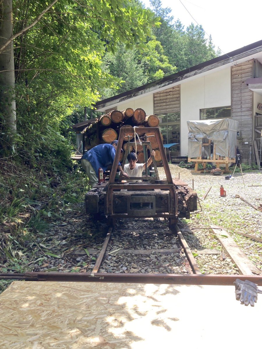 [木曽森林鉄道再生事業2025]が始動しています！
今年度は、現存が珍しい制動車をレストアします。木材や部品で使えるものはなるべく現存のものを使い、現役時代に忠実にします。
来る8/24(日)に、骨組みの色塗り作業を行います。一般の方も参加できますので、ご希望の方は上松町観光協会までご連絡を！