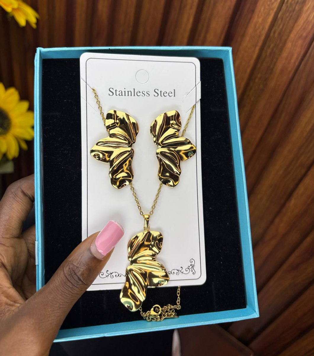 Omamicollective's tweet photo. ✨ Elevate your style with our stunning stainless steel jewelry sets – bold, durable statement pieces that turn heads without breaking the bank! ₦3500
DM me to order or inquire! 📩
 #StainlessSteelJewelry #IlorinFashion #StatementPieces #JewelryLovers https://t.co/b4wmpugcez
