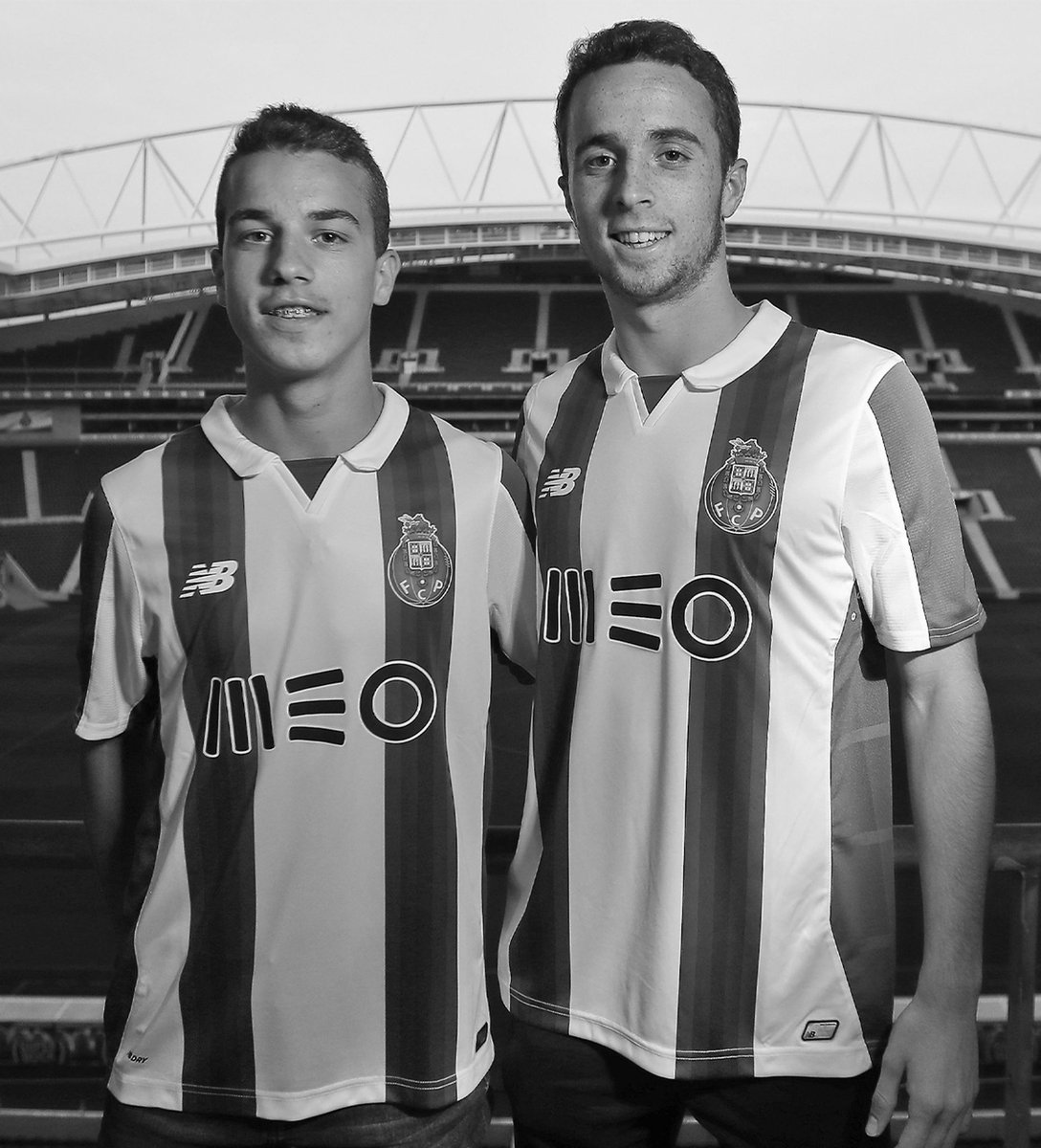 LFC Transfer Room (@lfctransferroom) on Twitter photo 🚨𝗡𝗘𝗪: <a href="/AdamCrafton_/">Adam Crafton</a>: Chelsea and its players will donate a share of the $15.5M Club World Cup bonus, roughly $500K per player, to the families of Diogo Jota and Andre Silva, who tragically passed away this summer.
Fantastic gesture from all involved at Chelsea ❤️ 🚨𝗡𝗘𝗪: <a href="/AdamCrafton_/">Adam Crafton</a>: Chelsea and its players will donate a share of the $15.5M Club World Cup bonus, roughly $500K per player, to the families of Diogo Jota and Andre Silva, who tragically passed away this summer.
Fantastic gesture from all involved at Chelsea ❤️