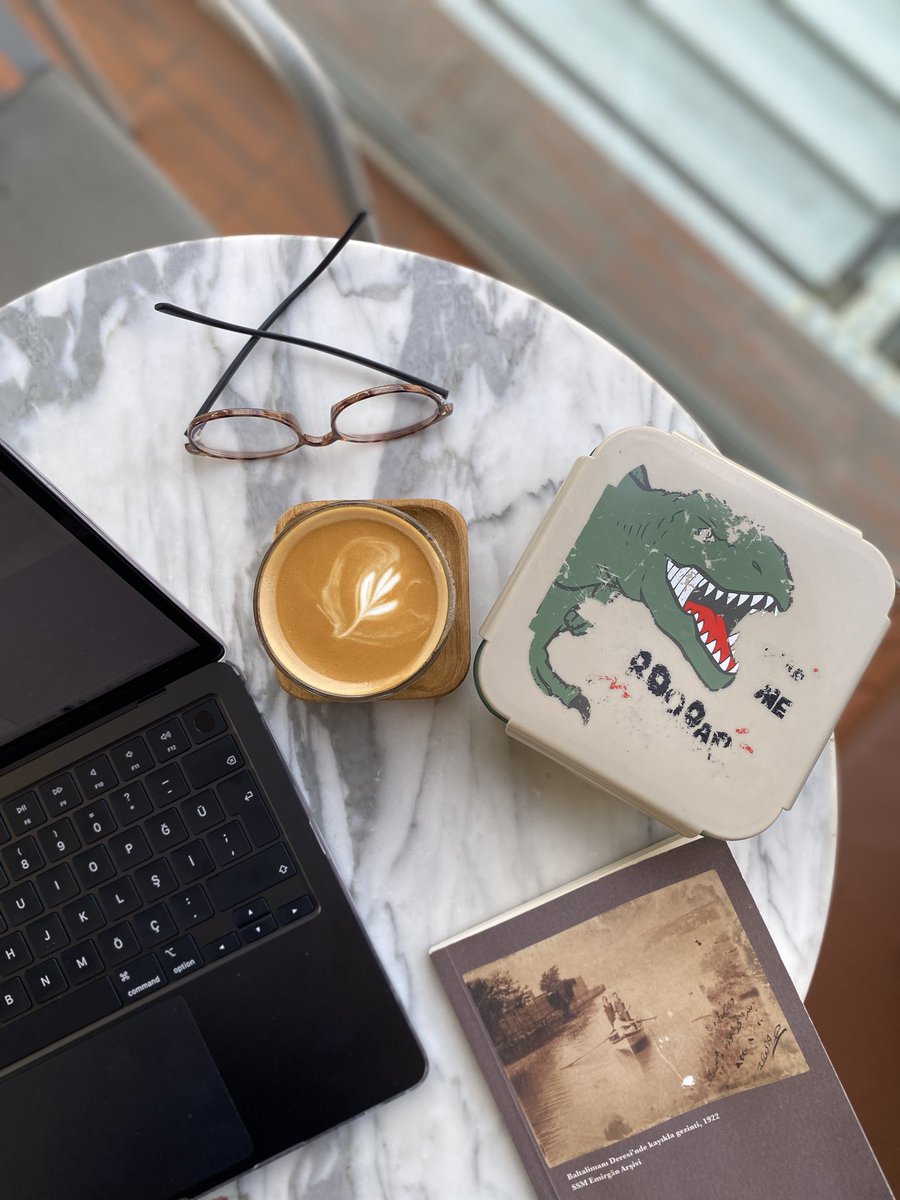 Bugün yeni hayatımın ilk günü :) Değişimden ve teknolojiden daha fazla kaçmayacağımı anladım 🥲 Zorlansam da yeni bilgisayarımla çalışmak istiyorum artık. Yanımda da oğlanın Kur’an kursu beslenmesinden payıma düşenler var.