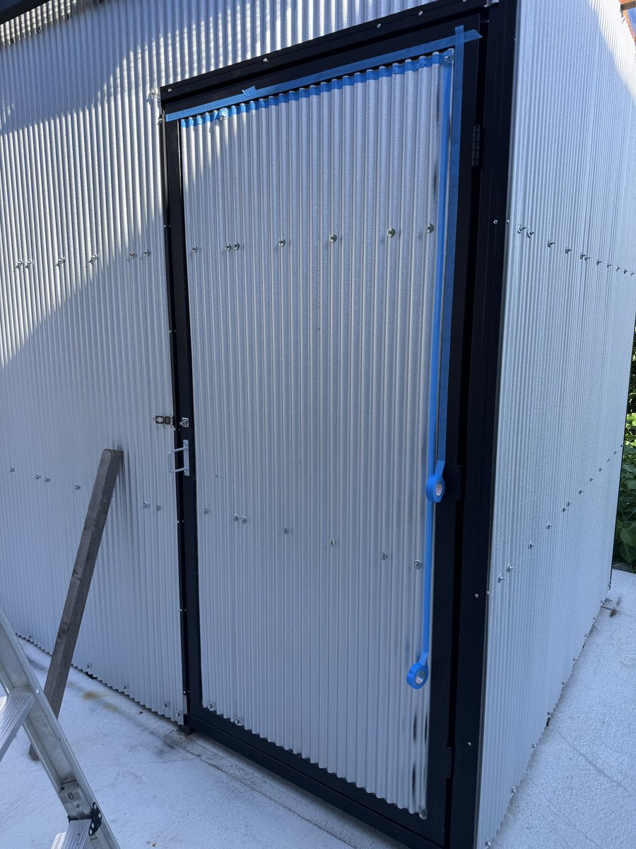 DIY_Junction's tweet photo. マスキング中にめっちゃスズメバチくる…

これ、コーキング押さえ中にきたら地獄やな…笑 https://t.co/xF8JdqCSbm