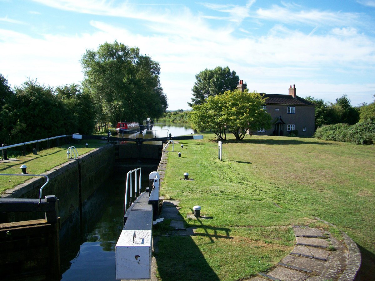 retired_tom's tweet photo. My photos from #August 2010

#CanalRiverTrust #GrandUnionCanal #Horton #Ivinghoe #Lock #LockCottage #Narrowboat #Reflections 

#Canals &amp; #Waterways can provide #Peace &amp; #calm for your own #Wellbeing #Lifesbetterbywater #KeepCanalsAlive https://t.co/AFxXthWigd