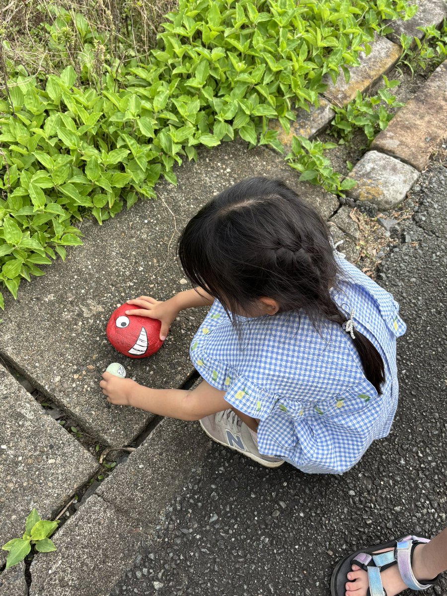 hiroko153108's tweet photo. お盆です

ベタベタクッゾコ通りに
新しい仲間の
クッゾコたちが
棲みつきました

可愛いお子さん達が
描いてくれましたよ❣️ https://t.co/7xpFmTri7M