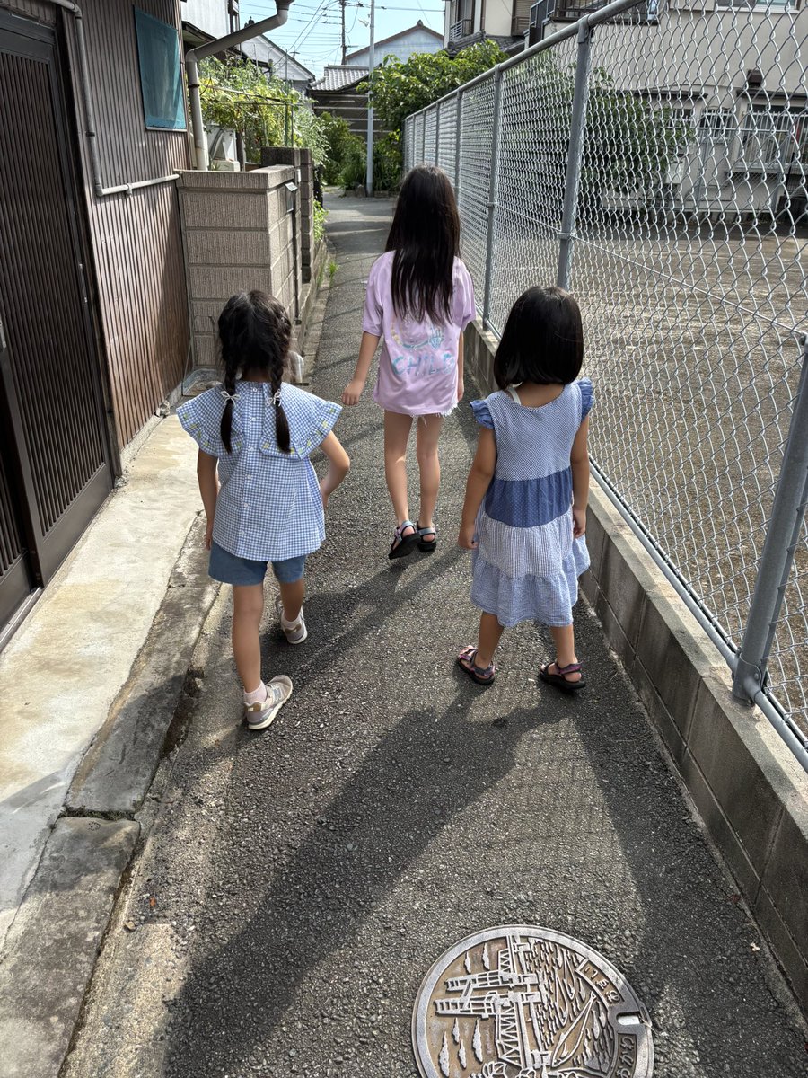 hiroko153108's tweet photo. お盆です

ベタベタクッゾコ通りに
新しい仲間の
クッゾコたちが
棲みつきました

可愛いお子さん達が
描いてくれましたよ❣️ https://t.co/7xpFmTri7M