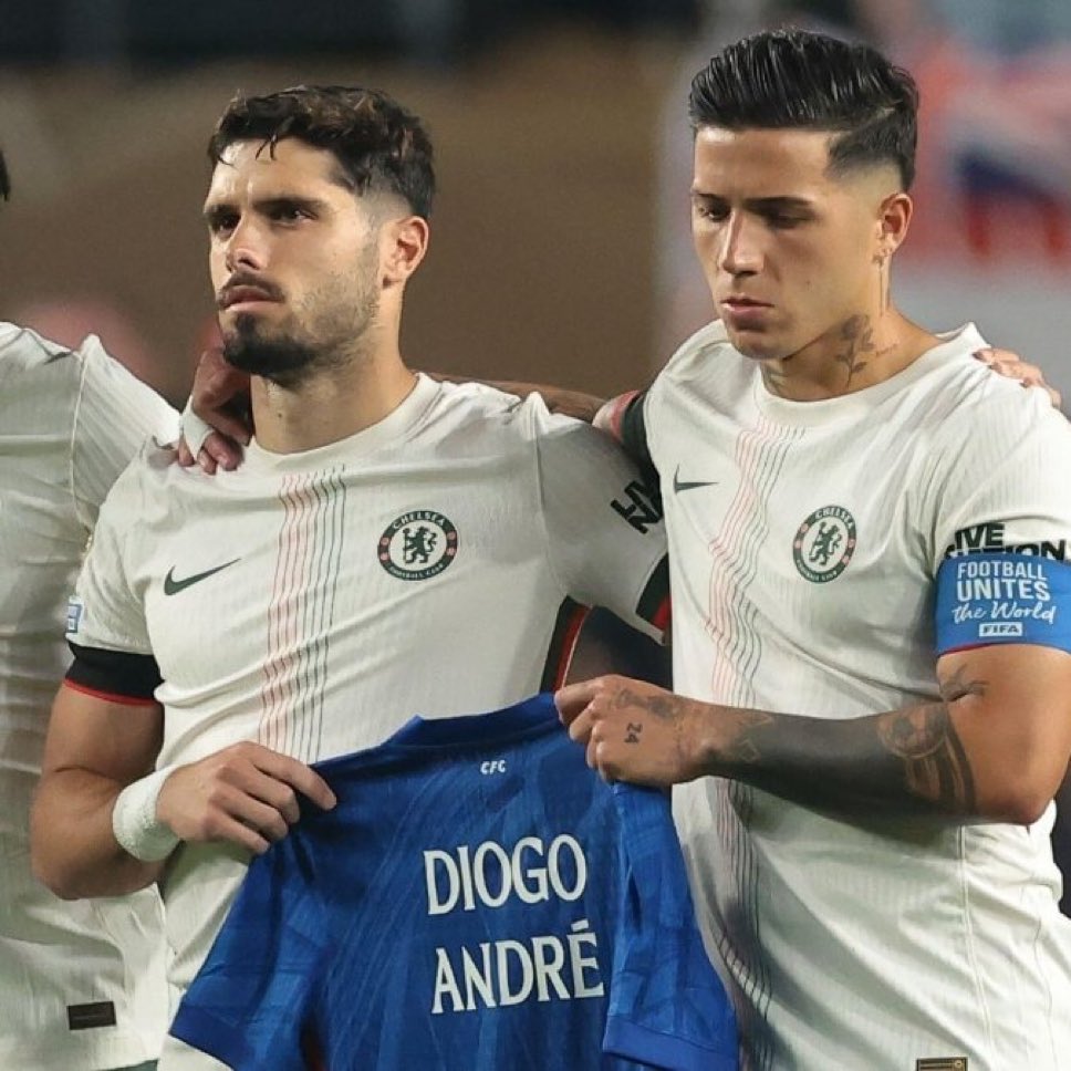 idextratime's tweet photo. 🚨 BREAKING: para pemain Chelsea sepakat untuk memberikan sebagian bonus dari $15.5jt yang mereka dapatkan sebagai hasil juara FIFA Club World Cup, untuk keluarga mendiang Diogo Jota. ❤️🥹

📰: @TheAthleticFC https://t.co/epDdHhTWeI