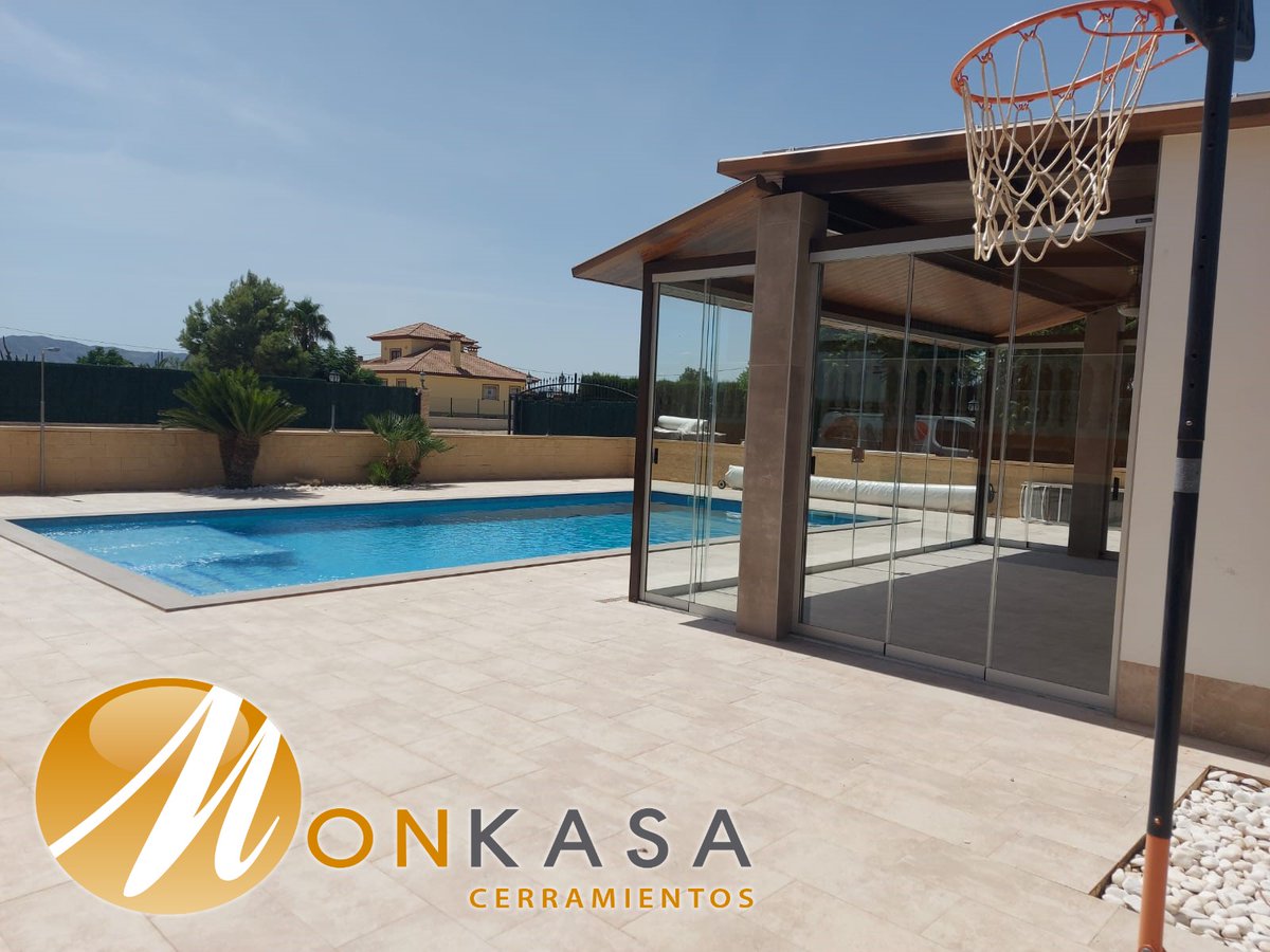 ✨ Último proyecto @monkasacerramientos ✨

Porche con cortina de cristal corredera, ideal para disfrutar de las vistas y mantener una temperatura agradable junto a la piscina, ¡incluso en plena ola de calor! ☀️💦Transformamos espacios en zonas únicas y confortables todo el año.
