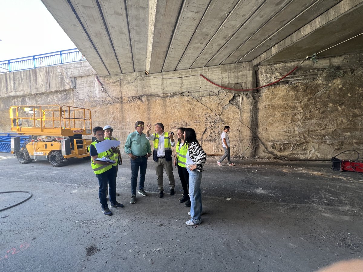 JavierAyalaO's tweet photo. Avanzan a buen ritmo los trabajos del paso inferior de la calle Móstoles. Esta intervención responde a una demanda vecinal histórica para mejorar las condiciones de tránsito entre ambos lados de la ciudad. El estrechamiento del paso actual y la inseguridad del cruce motivaron el rediseño completo del tramo, que permitirá una mayor accesibilidad peatonal y más seguridad vial una vez concluidas las obras. #AlíateConFuenlabrada