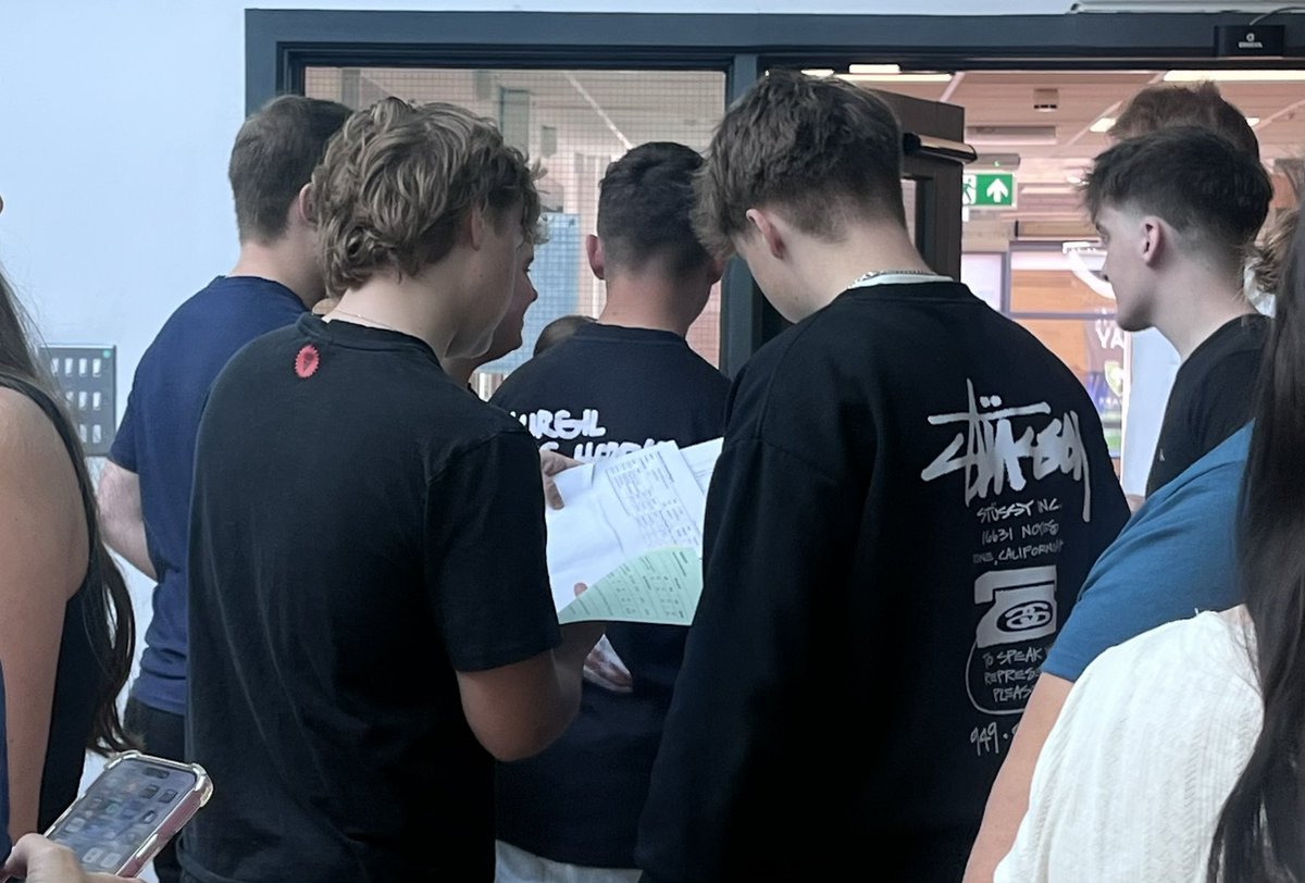 ChilternLT's tweet image. Today’s vibrant atmosphere is a result of so much hard work! A huge well done to the students and staff @cedars_upper , another year of excellent A Level results 👏

#ALevel2025 #alevelresultsday #congratulations #bedfordshire 

@AJRAllModCons @Cedars_Upper @mjpGibbs…