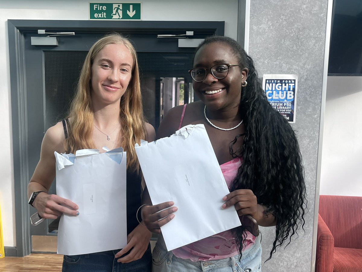 ChilternLT's tweet image. Today’s vibrant atmosphere is a result of so much hard work! A huge well done to the students and staff @cedars_upper , another year of excellent A Level results 👏

#ALevel2025 #alevelresultsday #congratulations #bedfordshire 

@AJRAllModCons @Cedars_Upper @mjpGibbs…