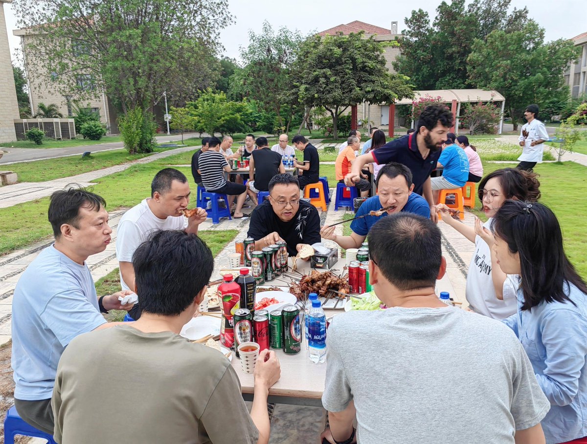 PowerChina_PK's tweet image. #MakingADifference
At POWERCHINA Port Qasim Electric Power Company in Pakistan, Chinese and Pakistani colleagues always unite in a vibrant display of camaraderie. Sharing traditional delicacies, they connect through music and stories, building deep friendships through daily…