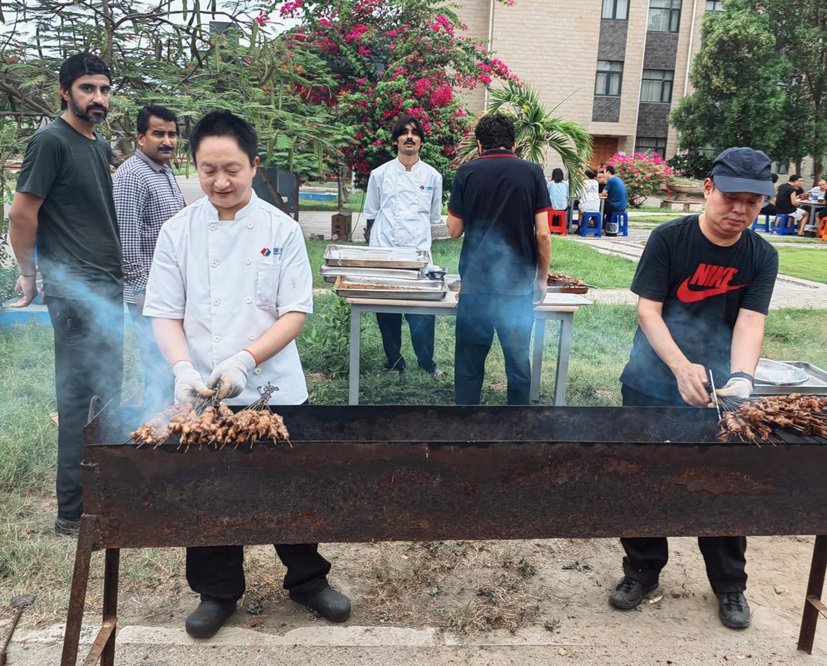 PowerChina_PK's tweet image. #MakingADifference
At POWERCHINA Port Qasim Electric Power Company in Pakistan, Chinese and Pakistani colleagues always unite in a vibrant display of camaraderie. Sharing traditional delicacies, they connect through music and stories, building deep friendships through daily…