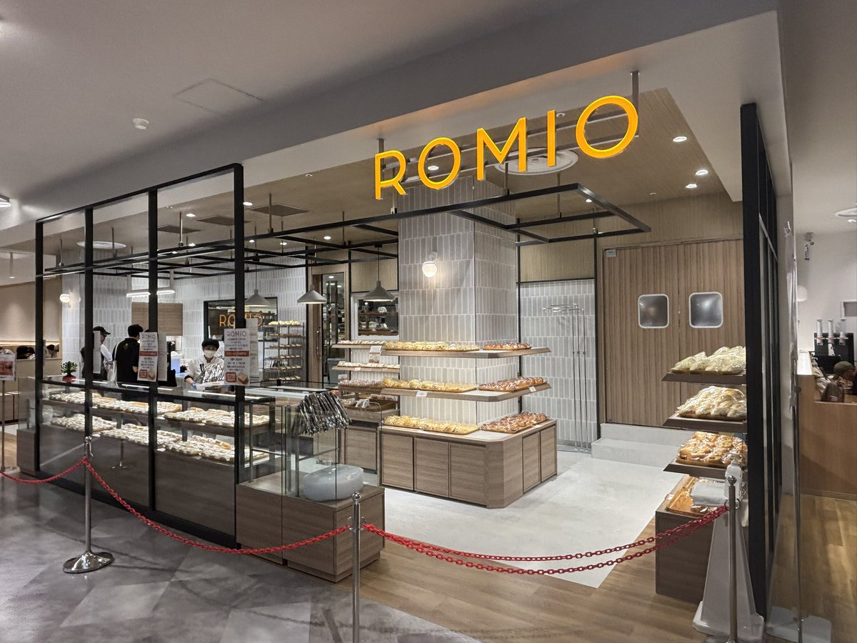 atomic_cadillac's tweet photo. 麺や笑華だけではなく、ヨークパークのROMIOも空いていて拍子抜け🥪
#ROMIO https://t.co/sOBaDDD2cO