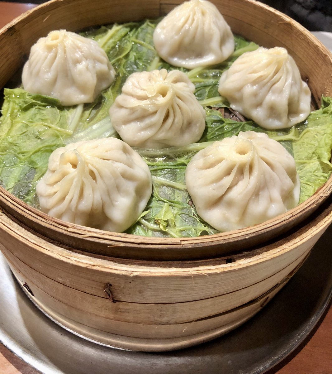 こんにちは
大門で小籠包を食べています。