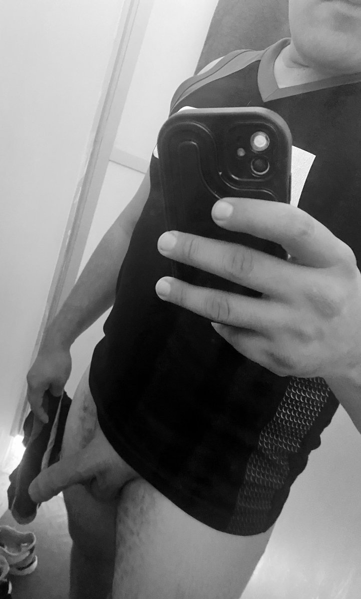 rod059502's tweet photo. El probador se puso raro  me pase de verga con la chica que estaba ayudándome ve vio la verga y se le antojó quieren ver cuando entra al probador y le doy verga ? https://t.co/CJdXcYmuWw