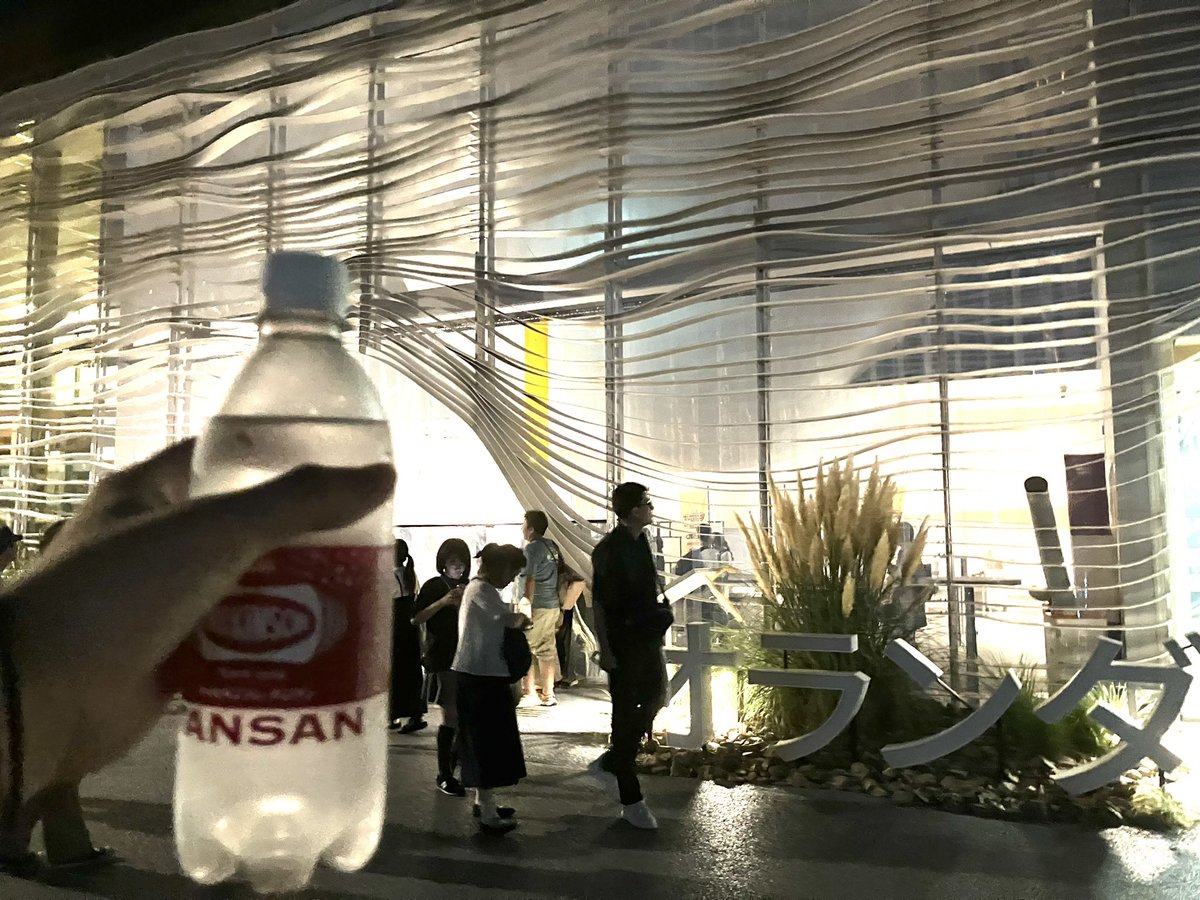 HIBI_KI_VR's tweet photo. 昨夜の万博オランダパビリオン

一部開放&amp;水、炭酸水配布
→ミッフィーのステッカーを配る
→ミッフィーと写真を撮れると長蛇の列
→ミッフィーの耳もつけて楽しむ

とまあ、素晴らしかった！オランダ館開くのも早かったし、日本人が楽しめるコツをわかってるな…！？さすが鎖国中からの付き合いだな！ https://t.co/jok7RACgv8
