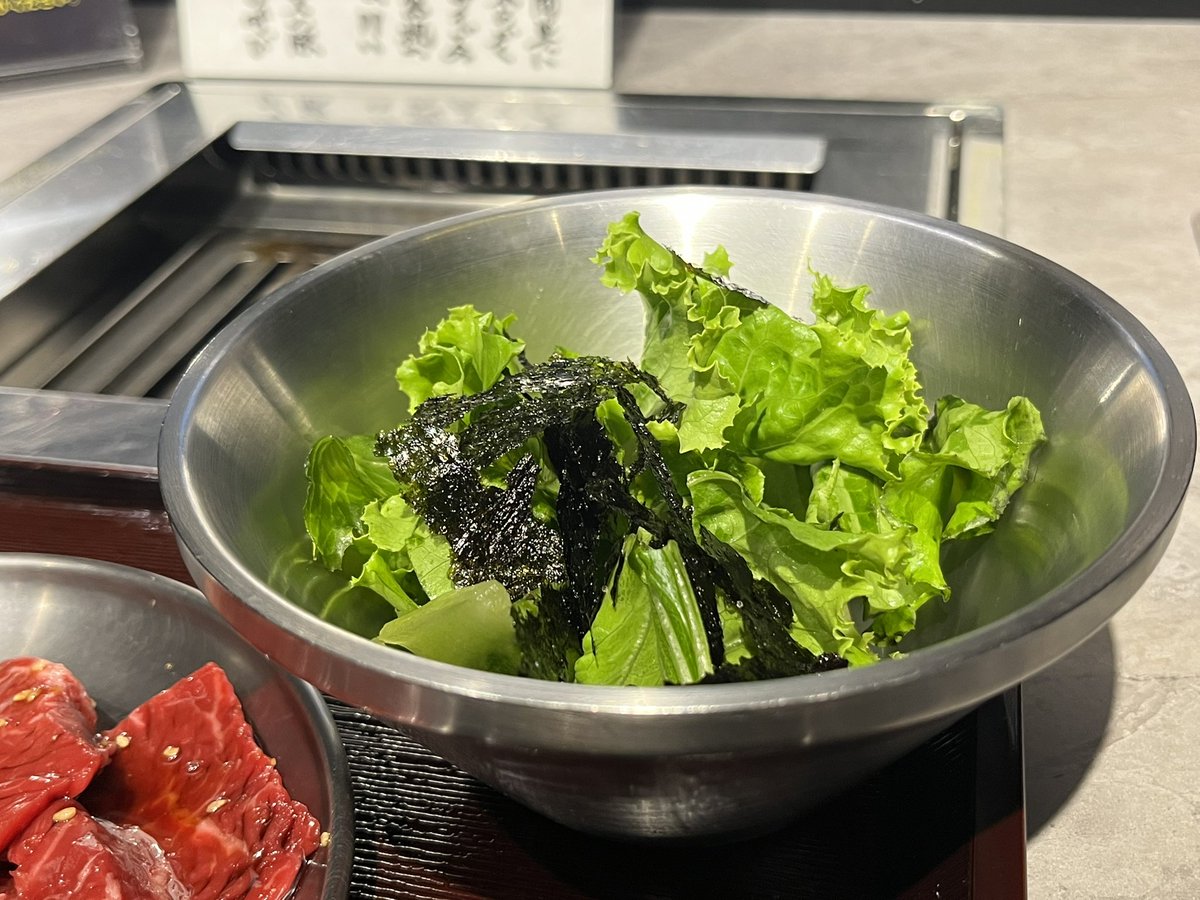 待ちに待った昼ごはん。肉もタレも硬めの白飯もあまりの美味さに。またもアスティル前のここで一人ランチ焼肉。