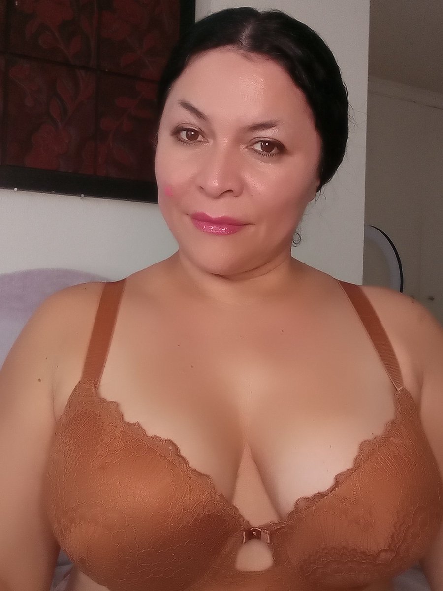 Jessica37229501's tweet photo. Well, long day! Me and the pup πΆ had dr.s appointments past couple days! Poor little guy had had blood work and I had a ruff botox chicπ ππππ..so here is pic from sat..u don't wanna see me now! π lol goodnight π#Wednesday #humpdayhelp https://t.co/5iL2JilWfN