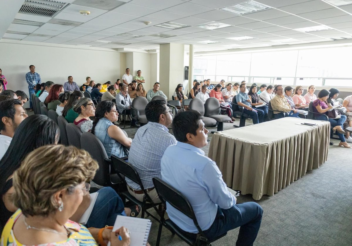 Admon_GobOax's tweet photo. 📌Con el fin de continuar trabajando por el bienestar del funcionariado del @GobOax, el director de Recursos Humanos de nuestra dependencia, Uryel Bautista Vásquez, se reunió con personal administrativo de las diferentes dependencias para coordinar futuras acciones. 🤝🏼 https://t.co/Zh2gDbR2l0