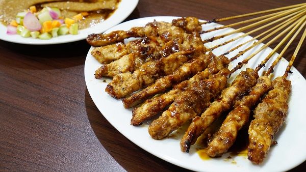 Penggemar sate ayam merapat ke resto Sate Tegal Marem yuk!
Cek lokasi:
Sate Tegal Marem
Jl. Dr. Setiabudhi 136 Bandung