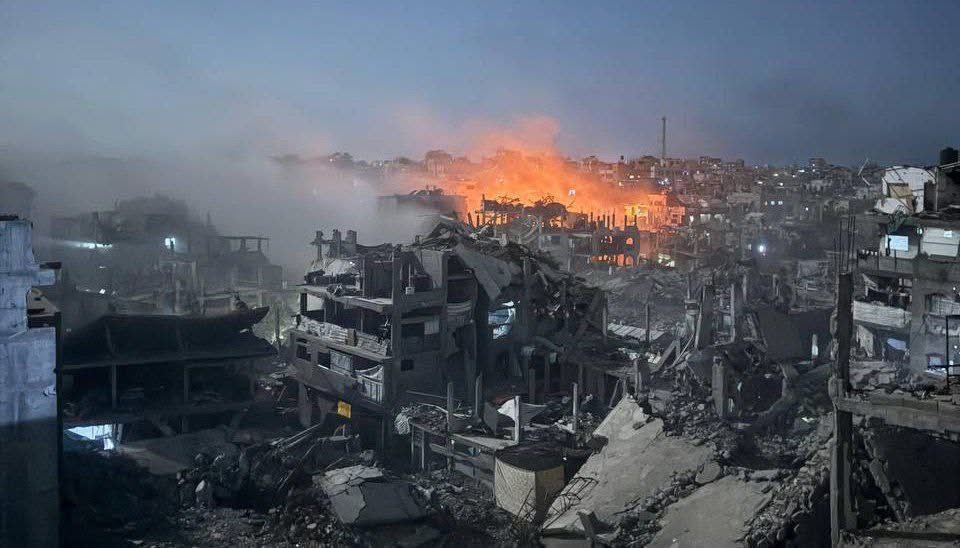 `•

هُنا مُسلمون مُوحدون مُستضعفون مَكلومون؛
تَتخطف أرواحَهم طَائراتُ المُجرمين صباحَ مَساء؛
حَسبنا اللَّه ونعمَ الوَكيل..!

💔 #غزة