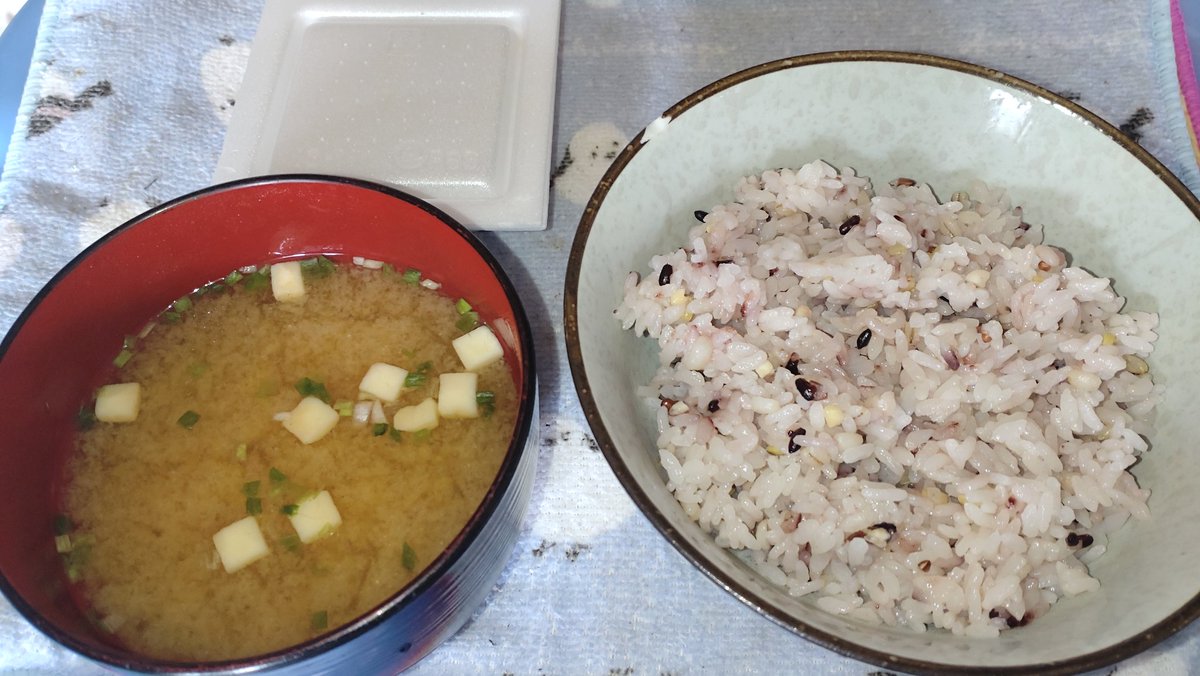 先日、ショッパーズ菱光さんで購入した十六穀米入りご飯とお味噌汁で昼飯の納豆ご飯食べる
