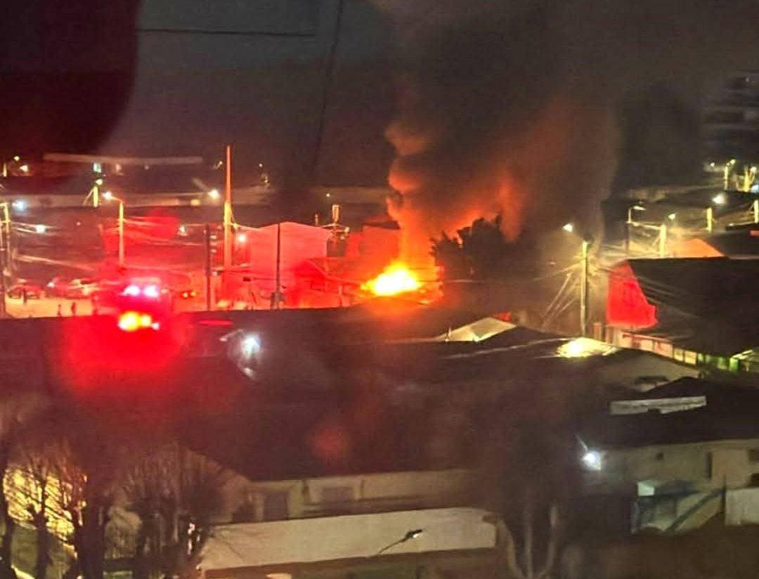 🚨 #AHORA | <a href="/CBVM132/">Central CBVM</a> se encuentran trabajando ante incendio en calle 12 Poniente con 5 Sur, Tercer Sector de  Gómez Carreño en Viña del Mar, se informa de 3 #viviendas afectadas por incendio, unidades de #Bomberos se encuentran en el lugar del insistente.
#Emergencias