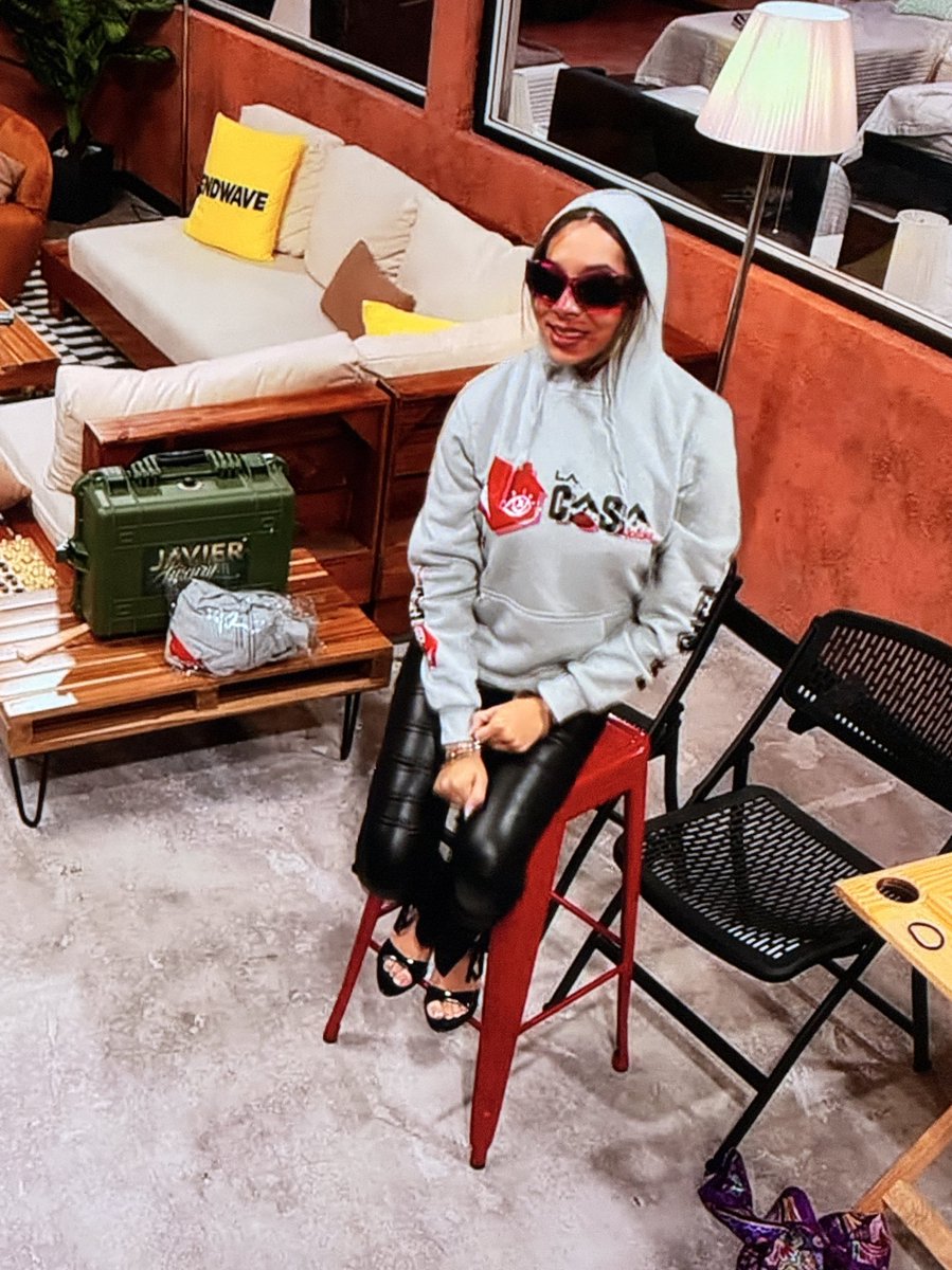 LatinRiri's tweet photo. Te dio show, te dio outfit, te dio sensualidad, te dio drama, te dio alegria, te dio tristeza, te dio enojo, ella sirvió y devoró!! #lacasadealofoke @matiasgarciard https://t.co/Ott6Ek5kTD