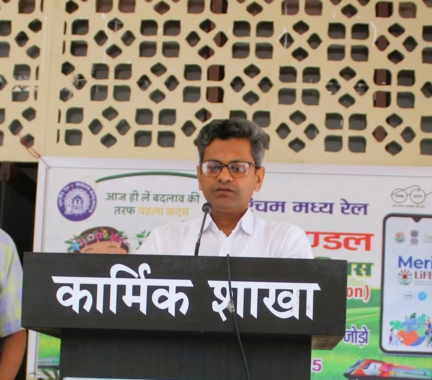 Rajeev_Bhopali's tweet photo. यह है @BhopalDivision के यशस्वी #ADRM योगेन्द्र सिंह बघेल, रेलवे में निष्ठावान 
निज निवासी भोपालवासी (बावड़ियां कलान) 
मध्यान्ह भोजन कक्ष में होता है 
चपरासी रोज आटो से "मेज़पोश" लेने जाता, जिसमें 6 हजार प्रतिमाह,
यानि 200 रुपए हरदिन सरकारी खाते से TA के रूप में 
@gmwcrailway https://t.co/j2xC8tNsu4